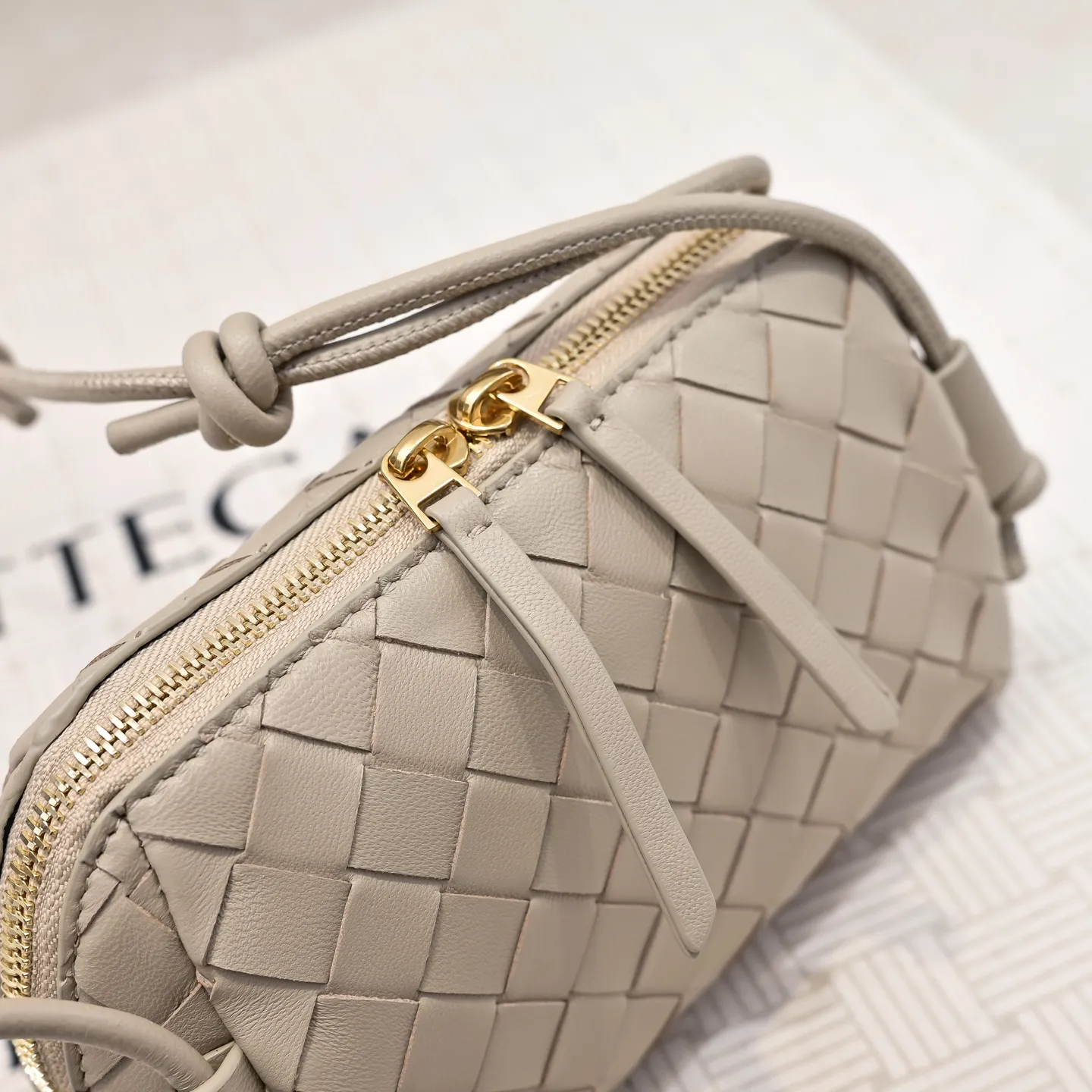 Batch 1260 #Bv The new Concert pouch is the most beautiful and practical mini bag I have ever seen 🎈 The bag body adopts the classic lntrecciato weaving process✅ It is equipped with a leather double-headed zipper, the opening is wide, easy to take and put, the shoulder strap knot can be slid to adjust the length freely, that is, 🉑️crossbody/underarm, and can be used as a clutch bag. Small body, large capacity, so practical! The key is that it is extremely versatile! Come and buy this small, exquisite, beautiful and versatile bag 👍 Model: 4258 Size: 18.5*11.5*8.5